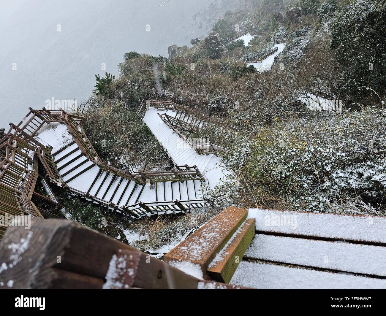 Escaliers enneigés à Seongsan Ilchulbong, île de Jeju, Corée du Sud - Image de stock capturée avec un smartphone