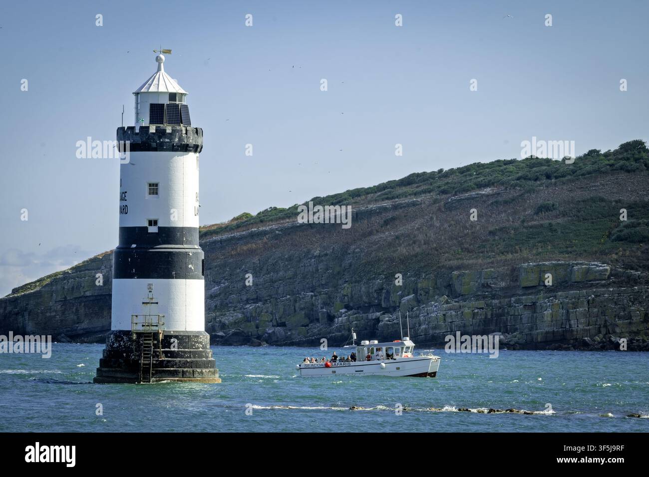 Le phare Penmon Point sur l'île d'Anglesey dans le nord du Pays de Galles près de l'île des Puffins. Banque D'Images