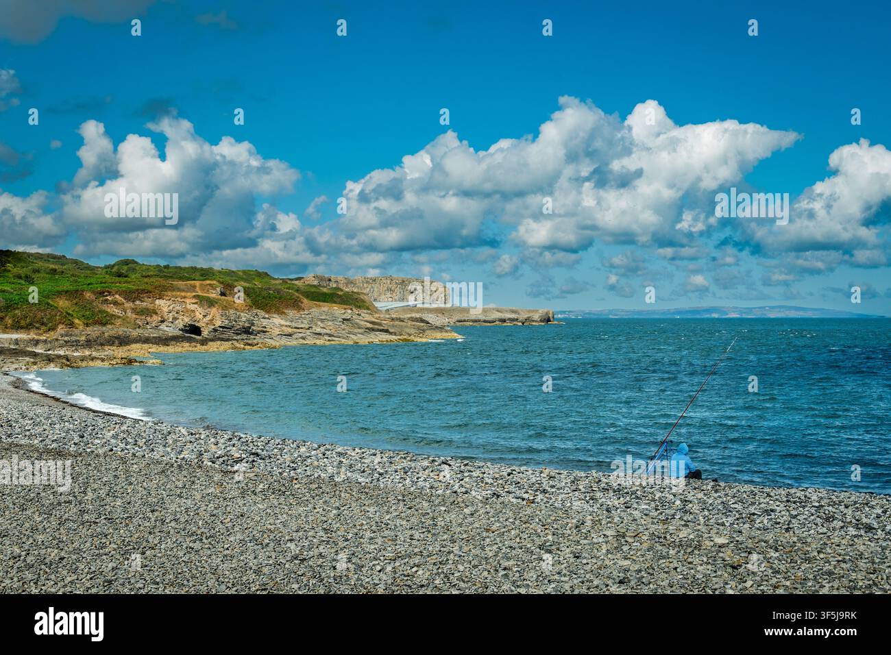 La plage de galets au point Penmon sur l'île d'Anglesey dans le nord du Pays de Galles. Banque D'Images