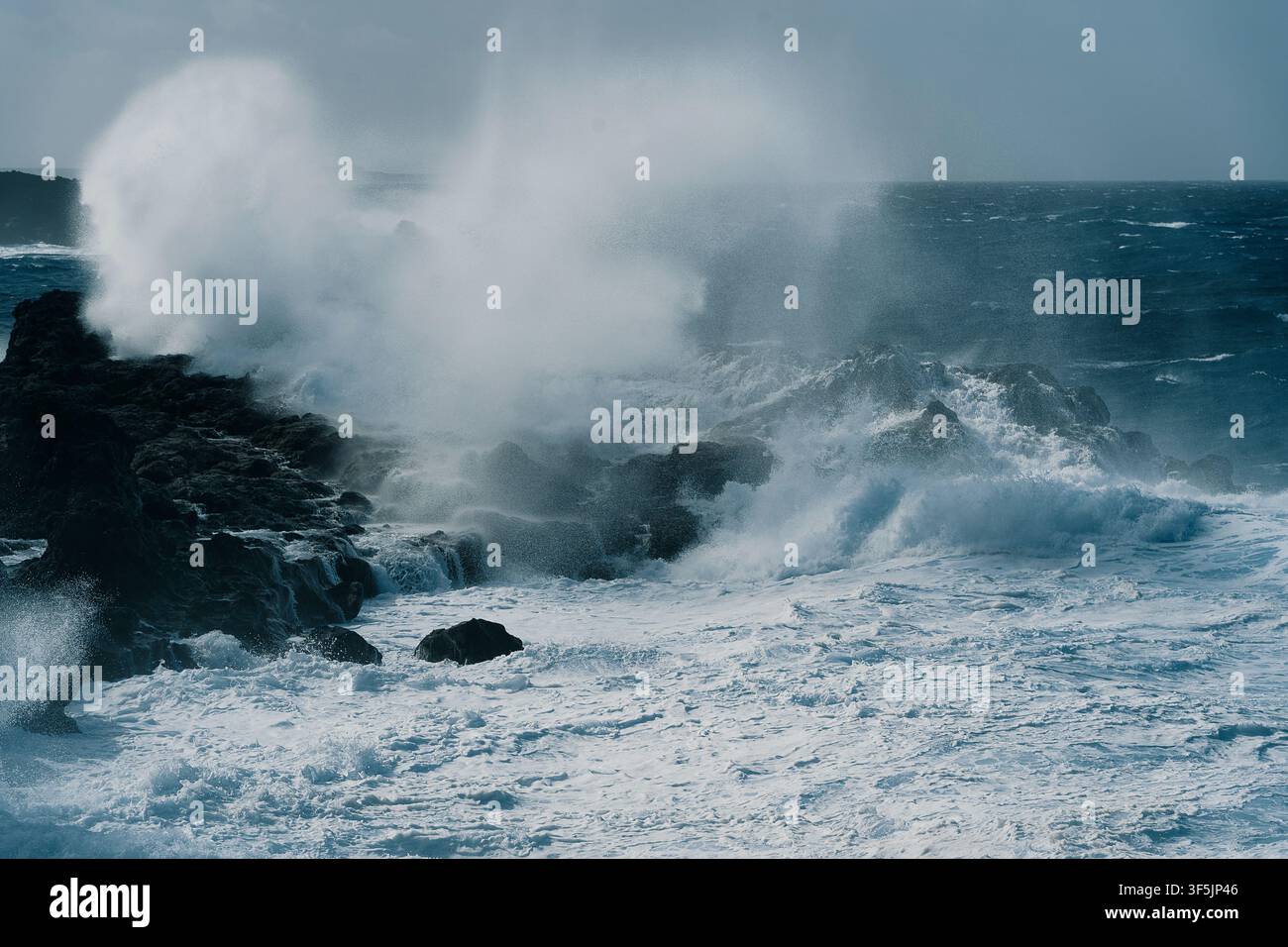 Vaste vague atlantique explosant sur des roches volcaniques le long de la côte de Lanzarote, îles Canaries, Espagne. Banque D'Images