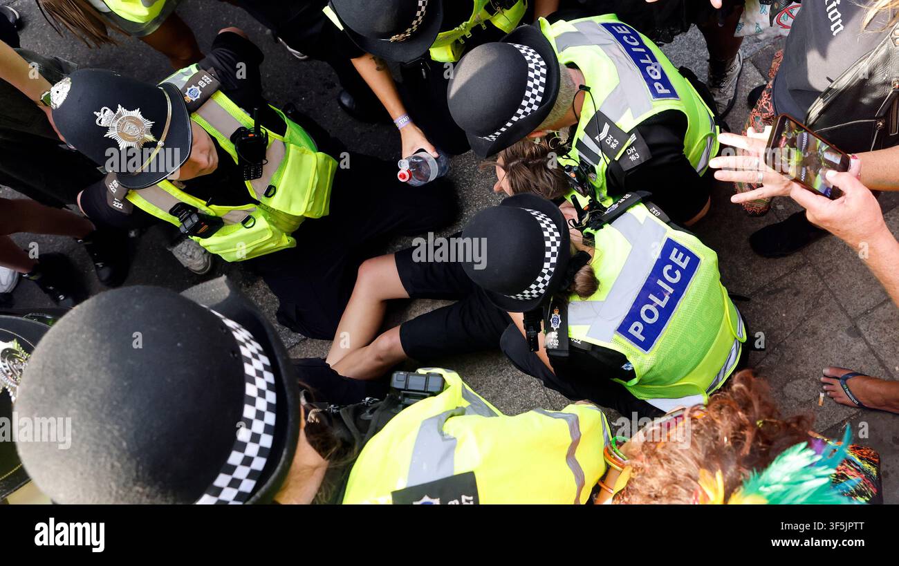 La police retient une femme en état d'arrestation à Brighton Pride Banque D'Images