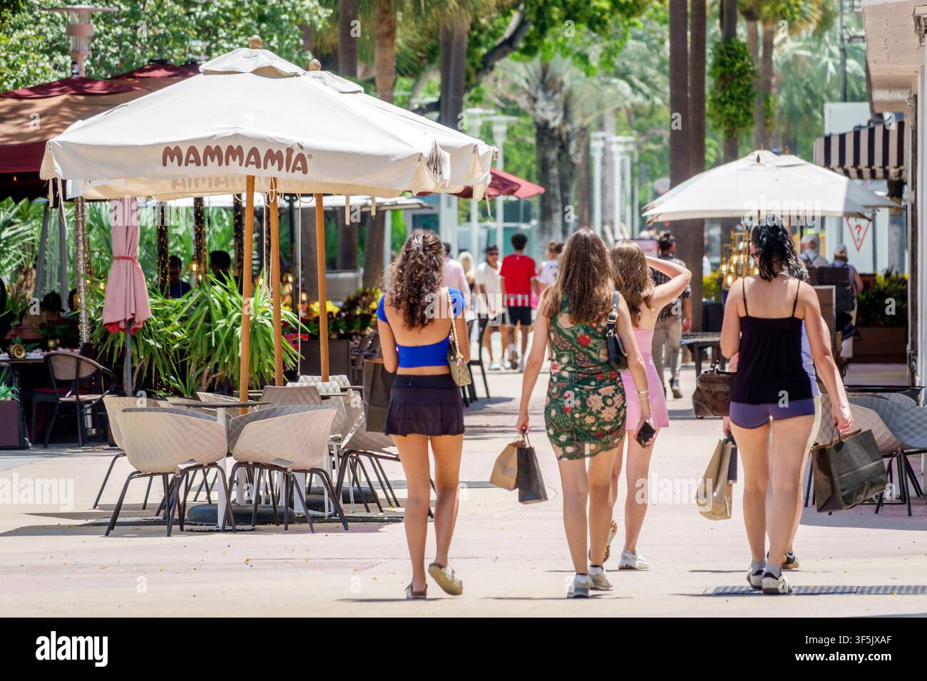 Miami Beach Floride, zone piétonne de Lincoln Road, shopping et restauration, Lincoln Road, MAMMA MIA, restaurant, restauration en plein air, café de trottoir, parasol blanc Banque D'Images