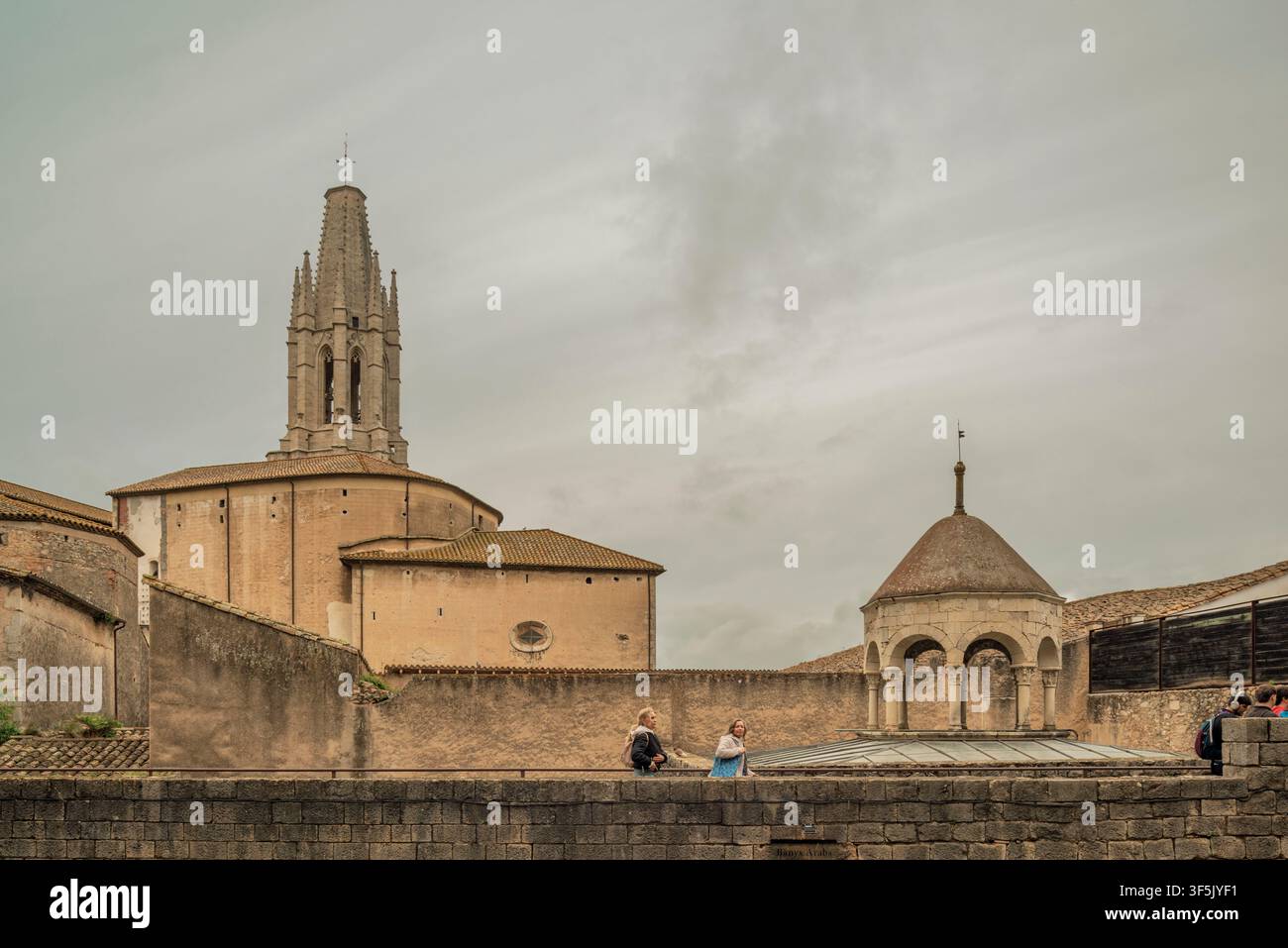 Église Sant Feliu et la coupole des Bains arabes dans la vieille ville historique de Gérone, Catalogne, Espagne, Europe, sous un ciel nuageux. Banque D'Images