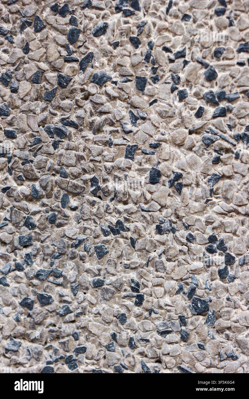 Vue de dessus en gros plan d'un béton à agrégats exposés avec de gros cailloux noirs et blancs sur une surface extérieure, adapté à la publication architecturale. Banque D'Images