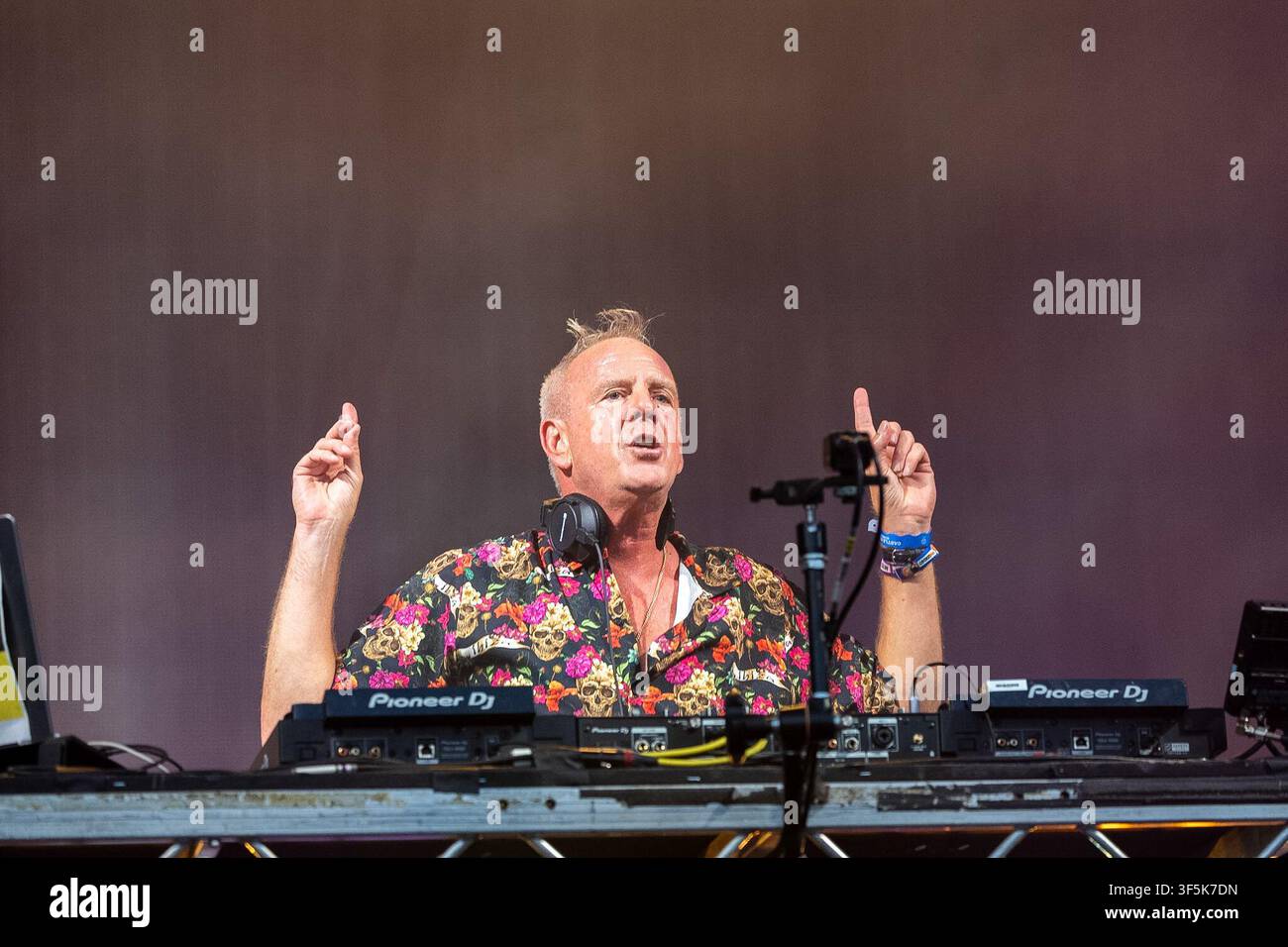 Château de Lulworth, Dorset, Royaume-Uni. 2 août 2026. Fatboy Slim et ses amis montent sur la scène du château pour le final de Camp Bestival. Crédit : Julian Kemp/Alamy Live News Banque D'Images