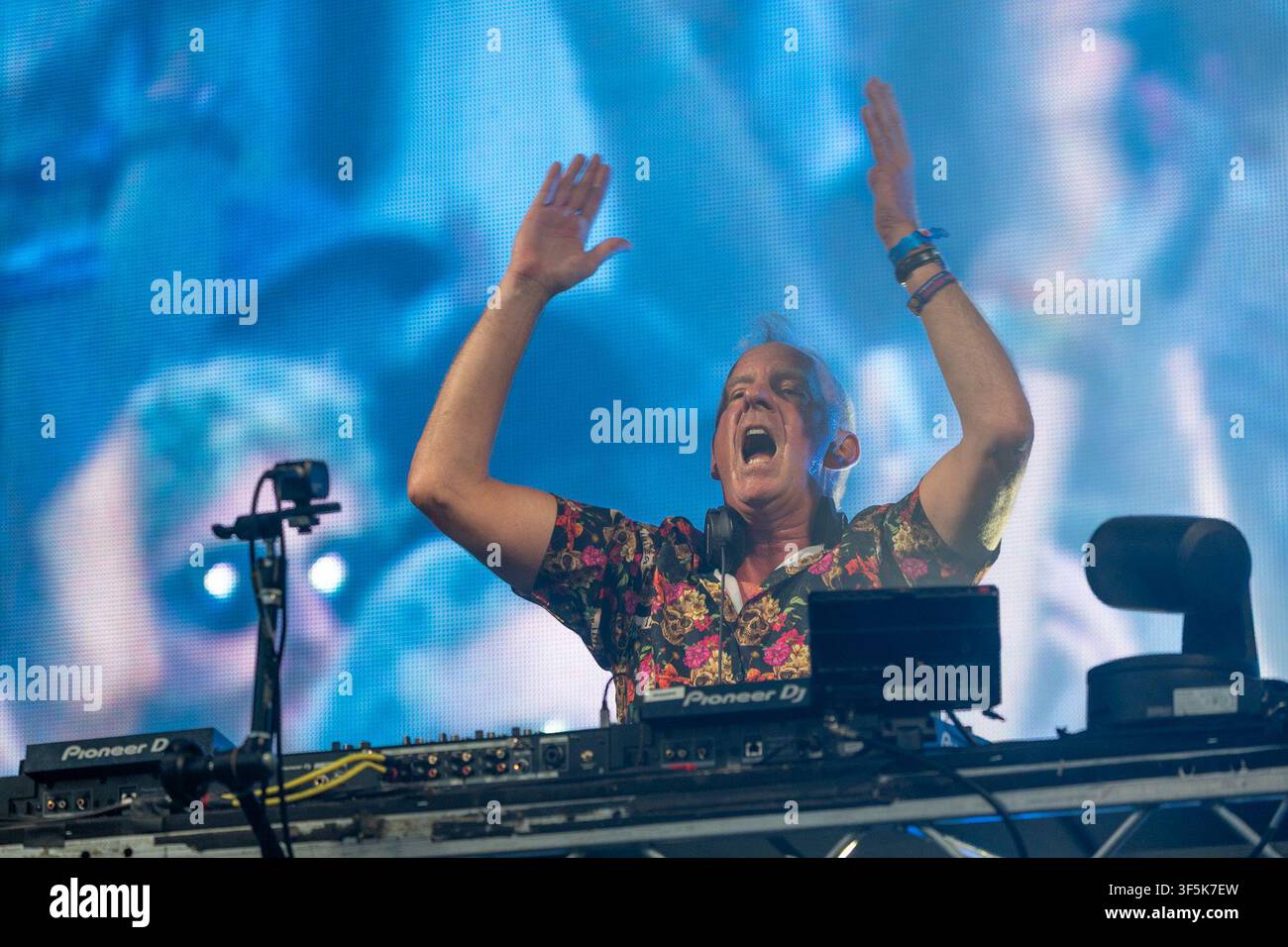 Château de Lulworth, Dorset, Royaume-Uni. 2 août 2026. Fatboy Slim et ses amis montent sur la scène du château pour le final de Camp Bestival. Crédit : Julian Kemp/Alamy Live News Banque D'Images