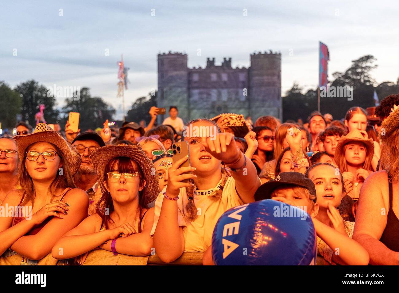 Château de Lulworth, Dorset, Royaume-Uni. 2 août 2026. Fatboy Slim et ses amis montent sur la scène du château pour le final de Camp Bestival. Crédit : Julian Kemp/Alamy Live News Banque D'Images