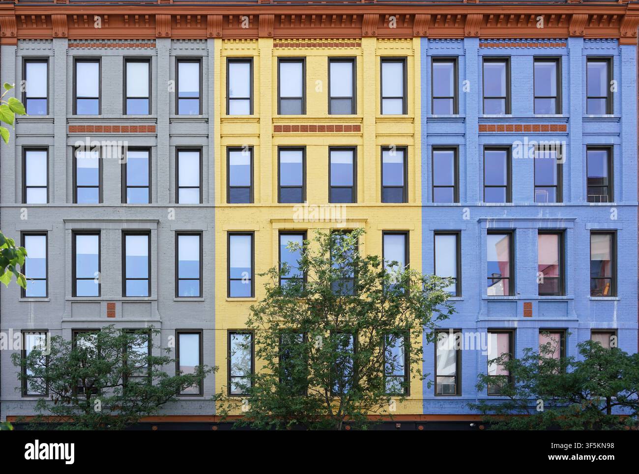 Façades d'anciens bâtiments en briques peintes en couleurs pastel Banque D'Images