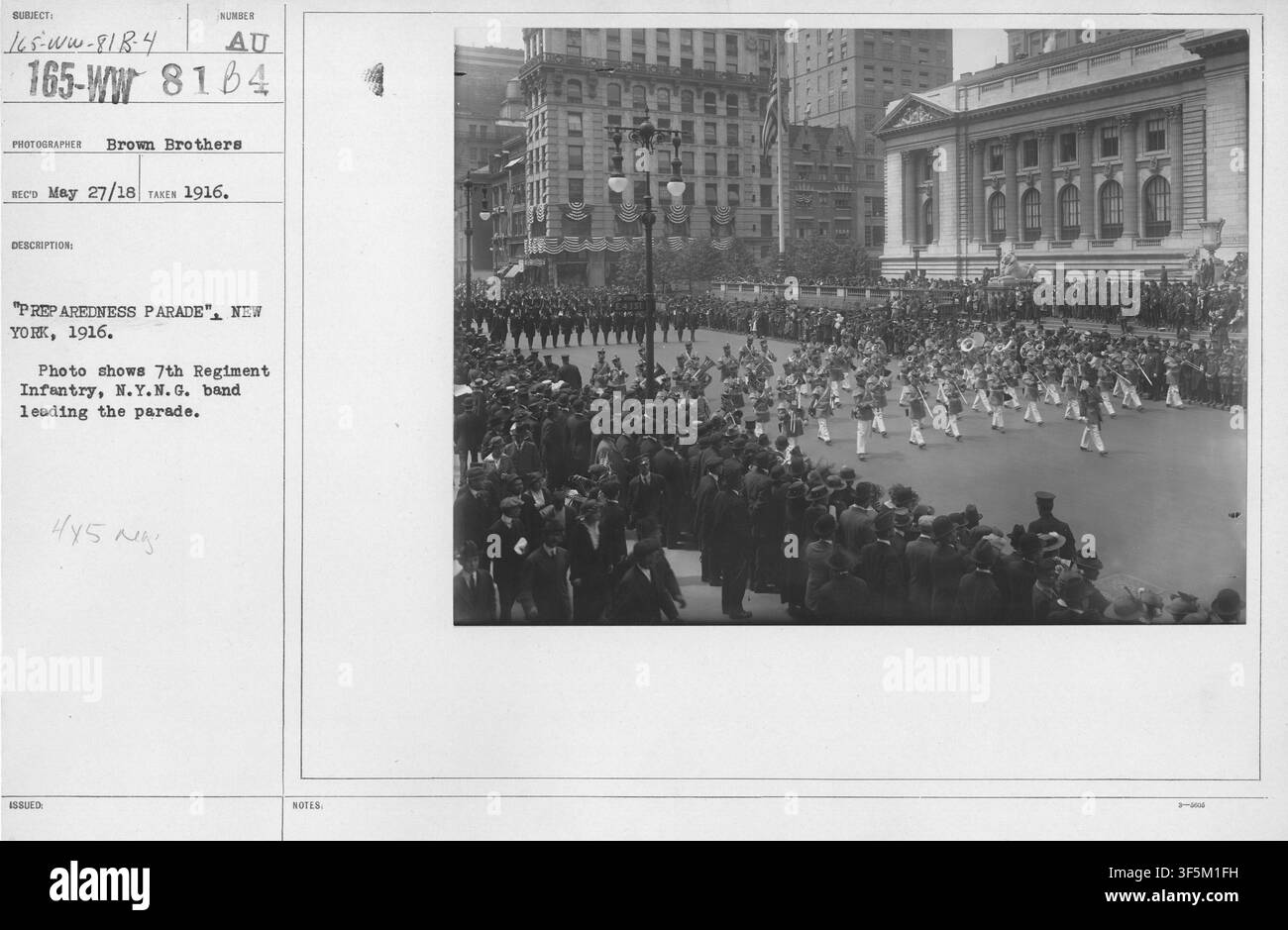 Le 7e régiment d’infanterie de la Garde nationale de New York, une fanfare menant la parade de la Prêtresse à New York en mai 1916, dans le cadre des cérémonies de la Journée de la Prêtresse. Banque D'Images