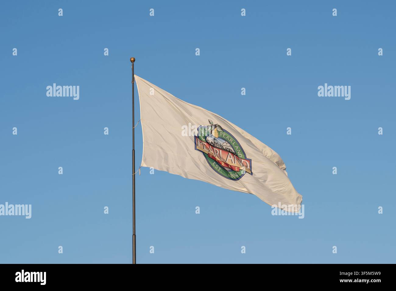 Drapeau de Pearland agitant dans le vent avec ciel bleu en arrière-plan. Pearland est une ville de l'État américain du Texas. Banque D'Images