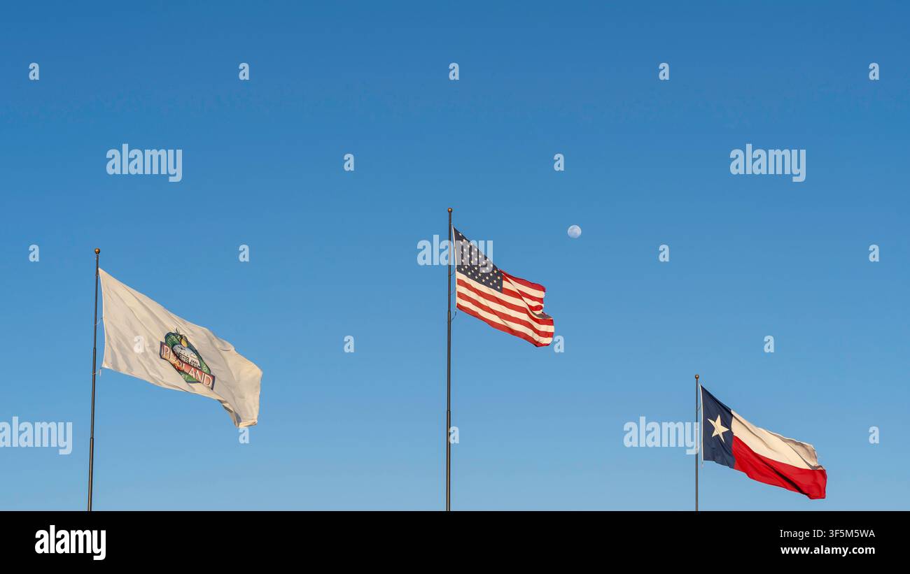 Drapeau de Pearland, drapeau des États-Unis et drapeau du Texas flottant au vent avec un ciel bleu et la lune en arrière-plan. Pearland, Texas, États-Unis Banque D'Images