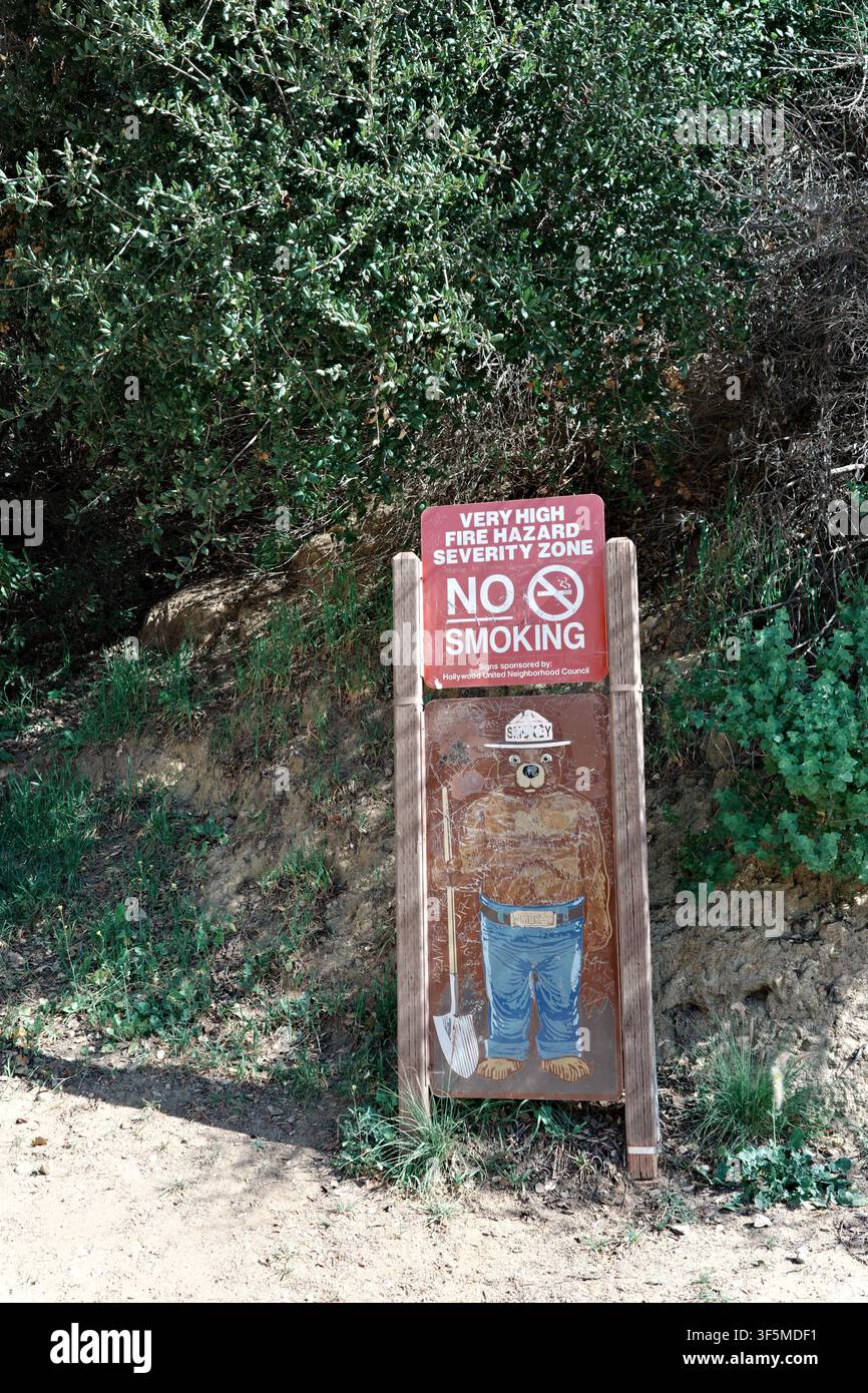 Panneau d'avertissement usé de Smokey Bear concernant les risques d'incendie sur le sentier de randonnée des collines d'Hollywood Banque D'Images