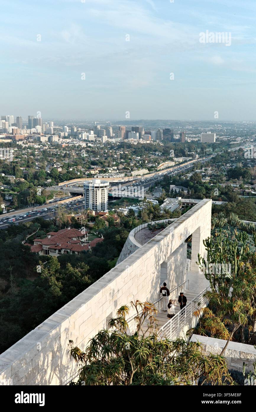 Terrasse en pierre surélevée au Getty Center offrant une vue sur le paysage urbain étendu de Los Angeles avec autoroute et ligne d'horizon Banque D'Images