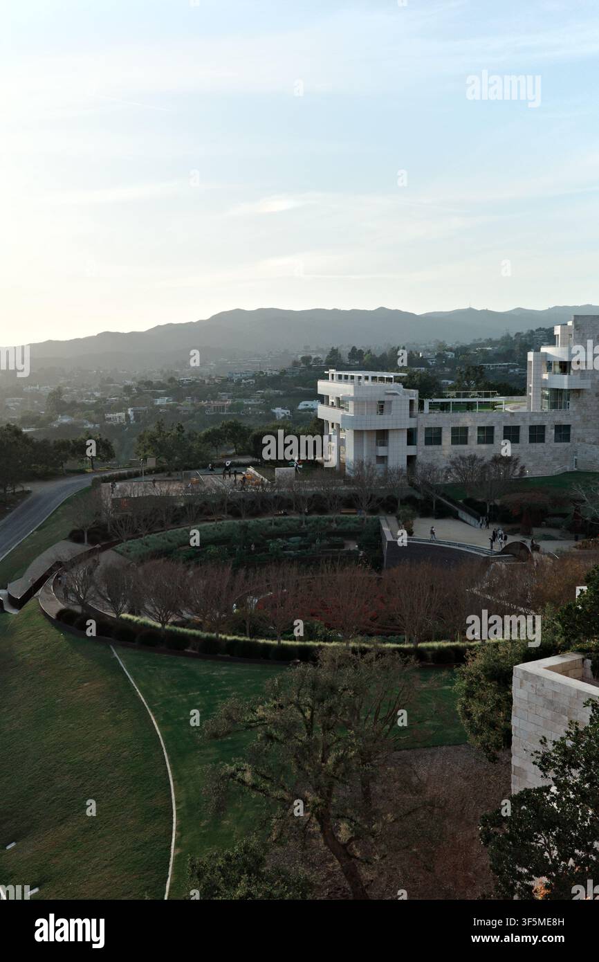 Labyrinthe circulaire de jardin vu depuis une terrasse surélevée à côté d'un bâtiment du Getty Center, Los Angeles Banque D'Images