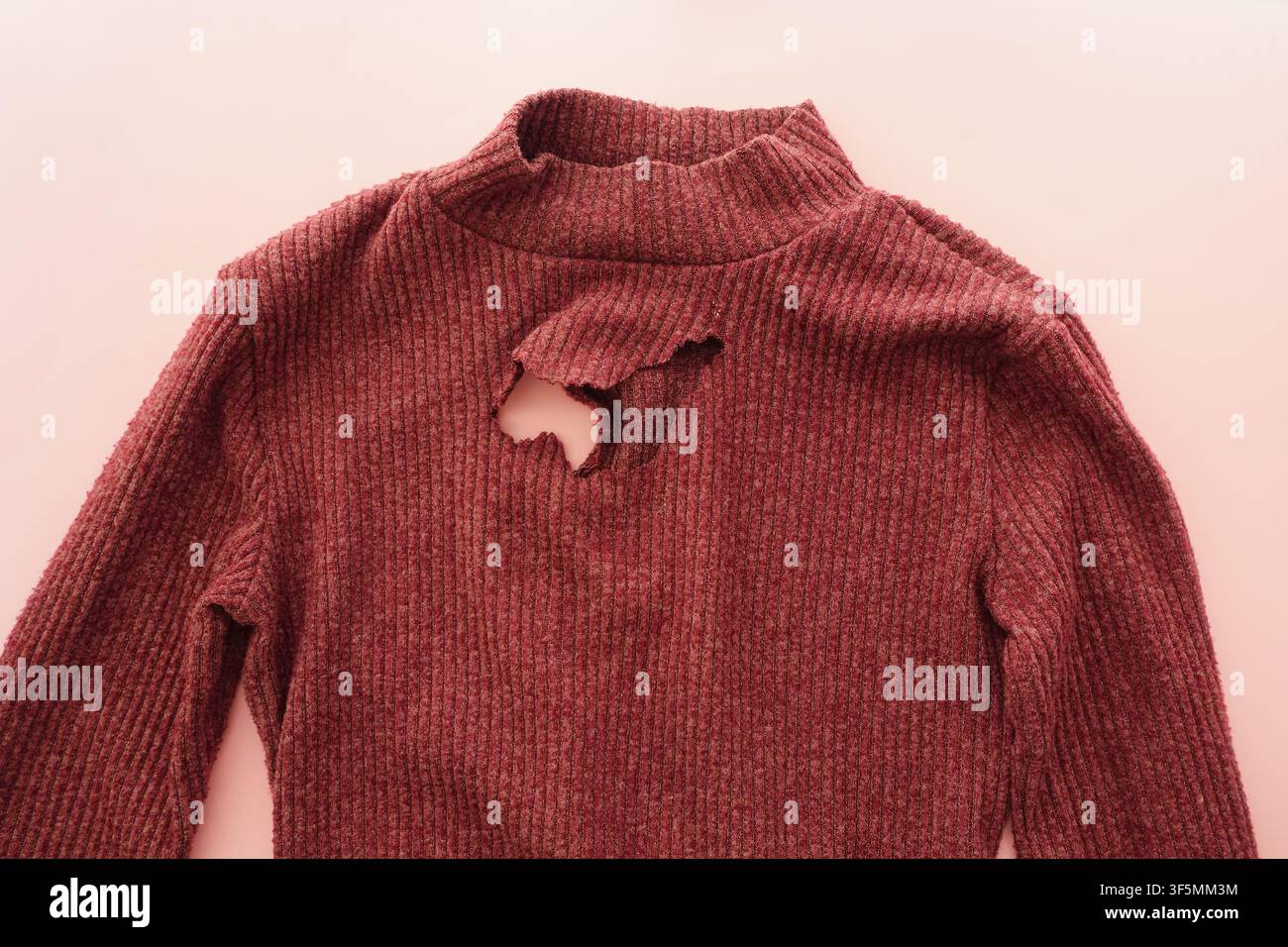Pull avec un trou sur une surface plane Banque D'Images