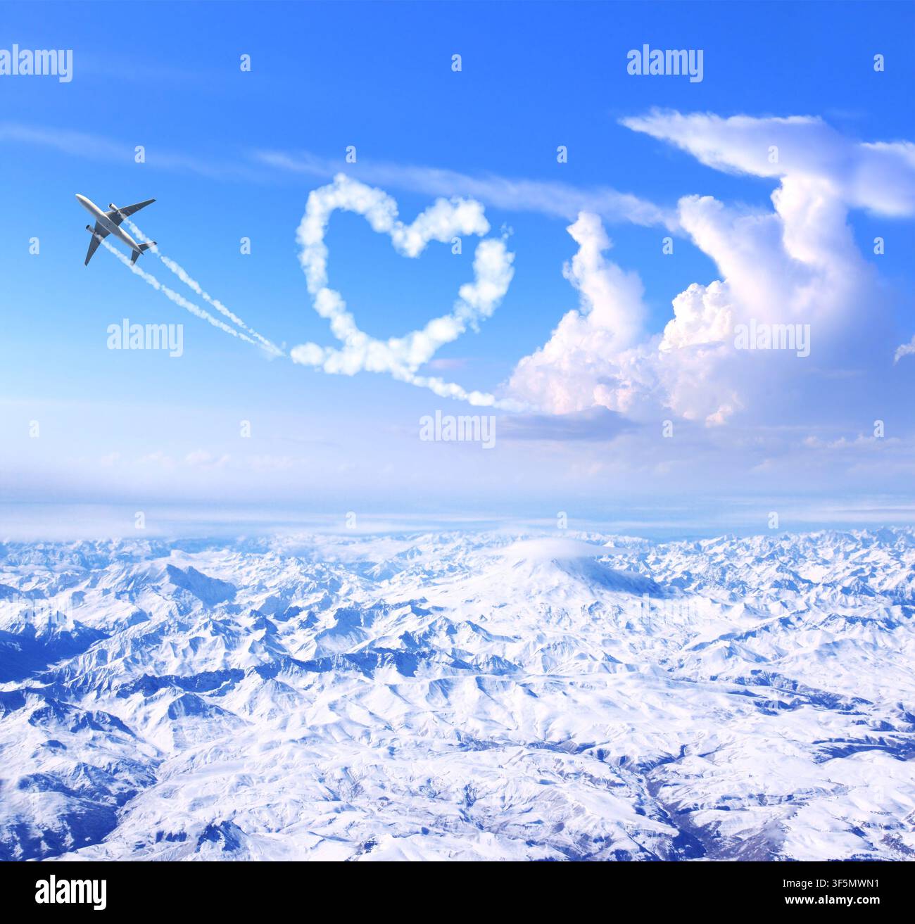 Avion dessinant un cœur dans le ciel au-dessus des montagnes. Trajectoire de vol d'un jet en forme de cœur. Trajet de vol en forme de cœur dessiné par un avion. Sujet de ho Banque D'Images