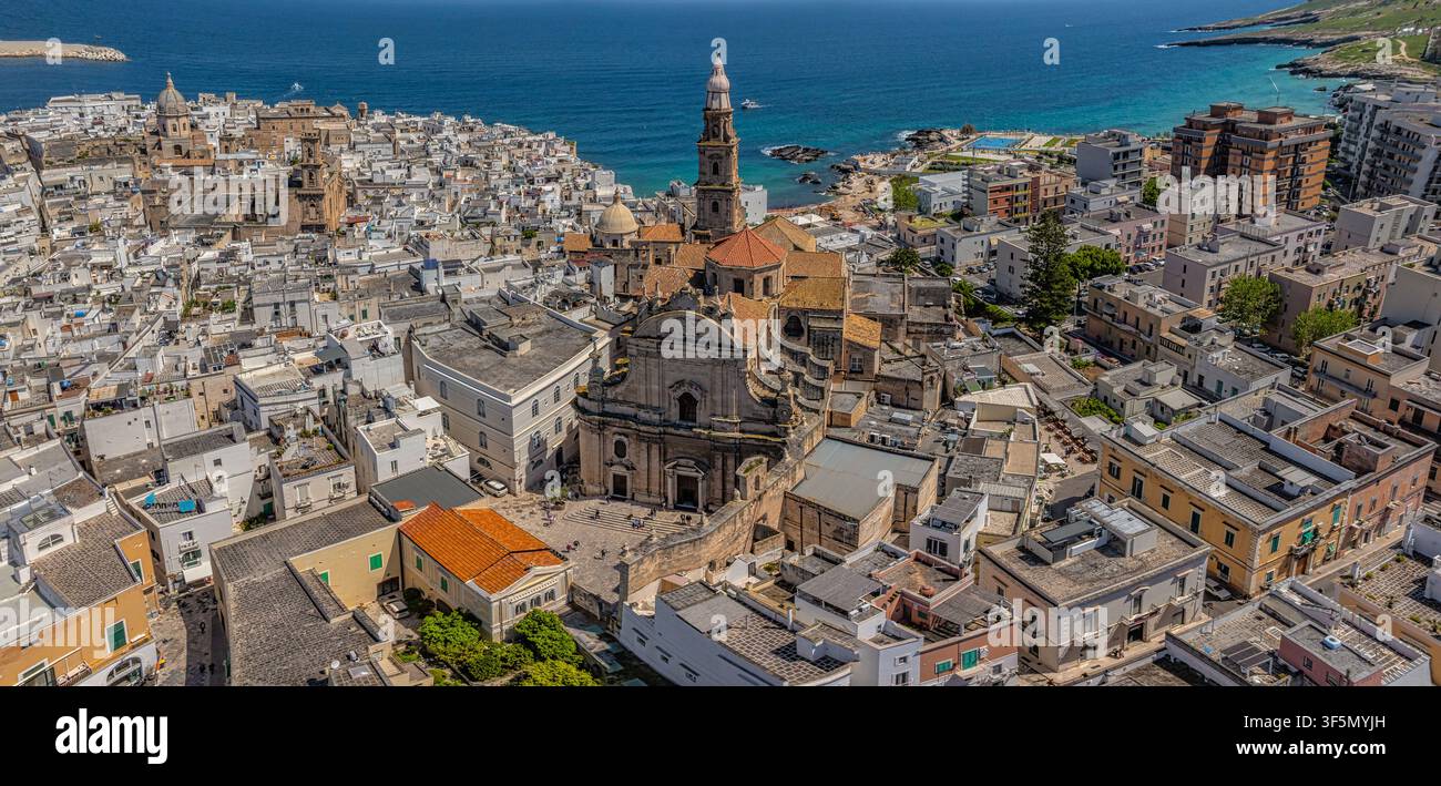 Vue aérienne de la Basilique Cathédrale Maria Santissima della Madia dominant les toits blancs de Monopoli. Monopoli, Pouilles, Italie Banque D'Images