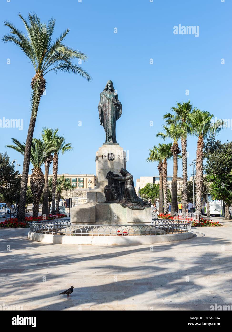 Floriana, Malte – 20 mai 2025 : Vue du monument du Christ-Roi inspiré de l'Art déco par Antonio Sciortino, debout parmi les palmiers à Floriana nea Banque D'Images