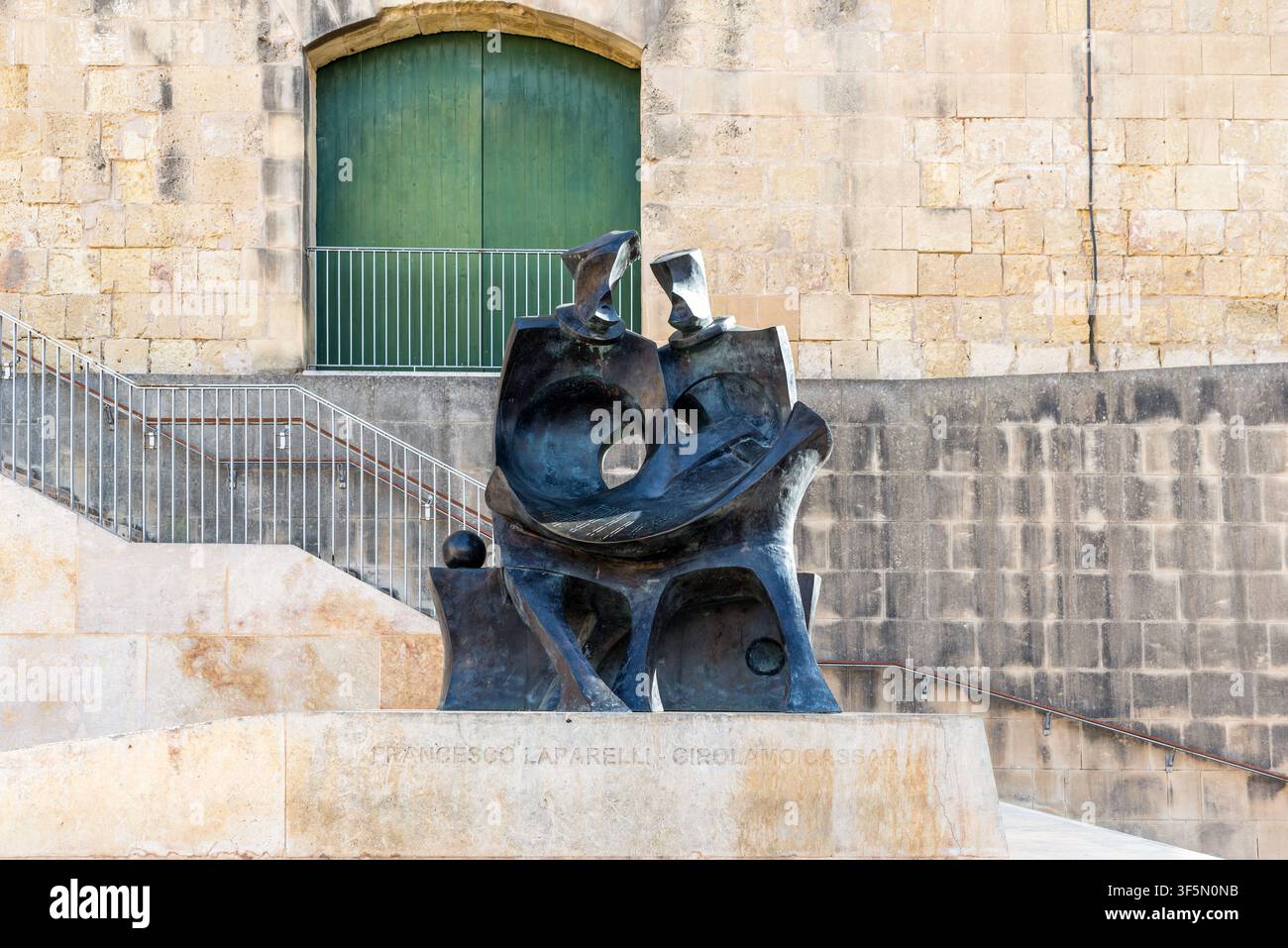 Valletta, Malte – 20 mai 2025 : Monument en bronze rendant hommage à Francesco Laparelli et Girolamo Cassar, les architectes visionnaires qui ont planifié et façonné la Banque D'Images