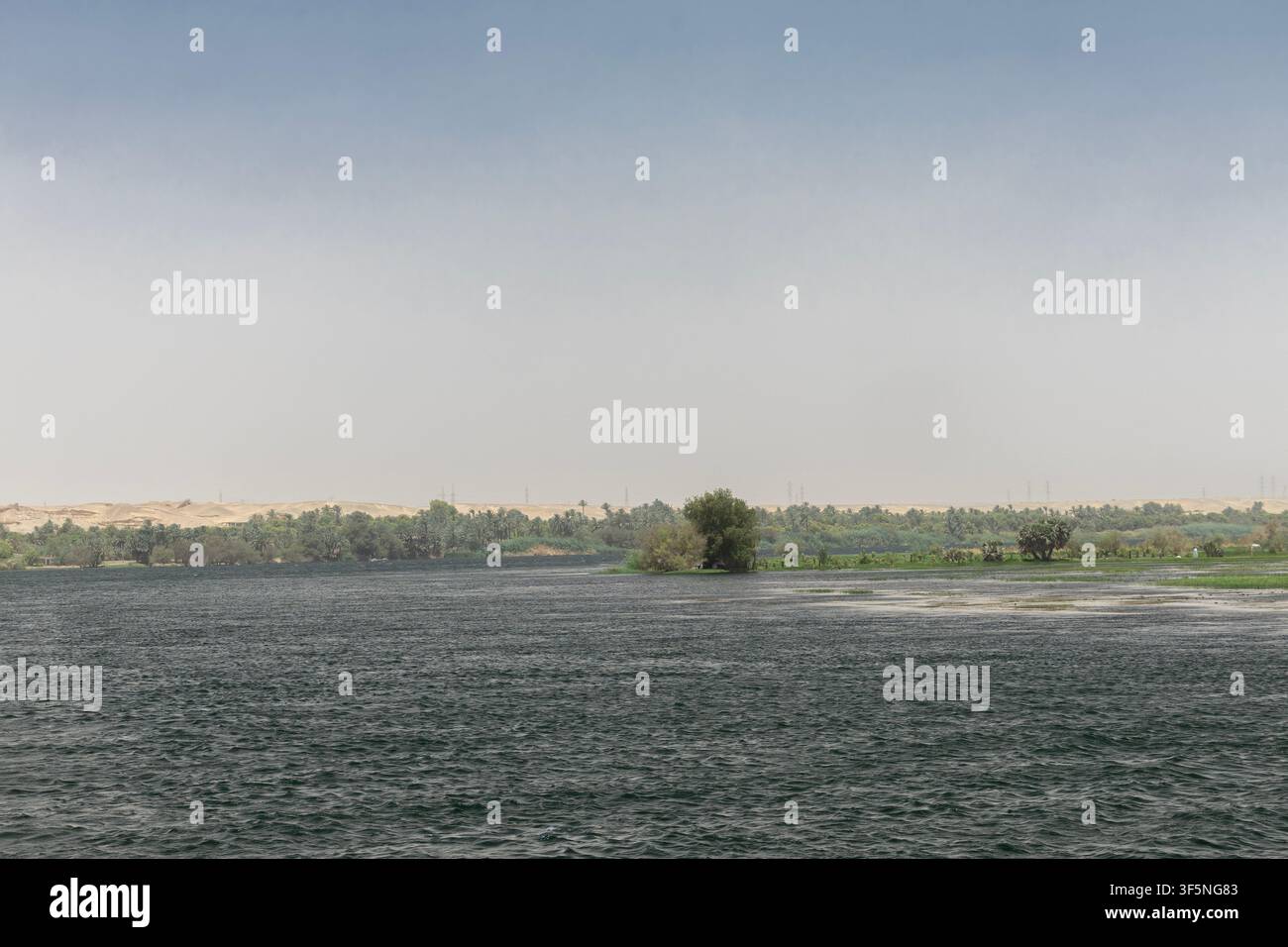 Lors d'une journée venteuse, des rafales atteignant environ l'échelle de Beaufort 4 ou 5 agitent les eaux du Nil juste au nord d'Assouan, en Égypte. Banque D'Images