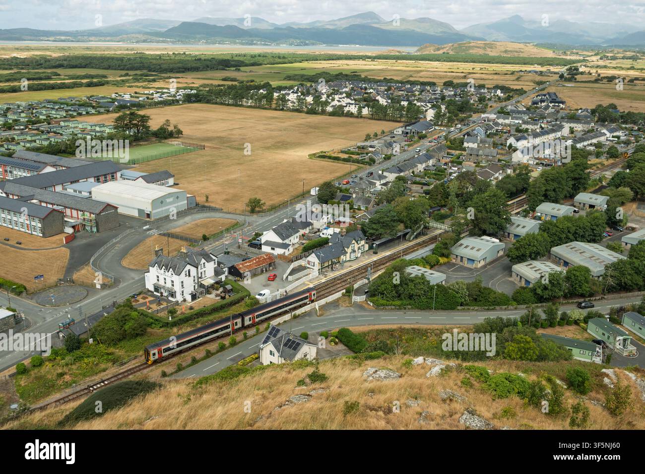 Vue aérienne de Harlech dans le nord du Pays de Galles et de sa gare ferroviaire. Banque D'Images