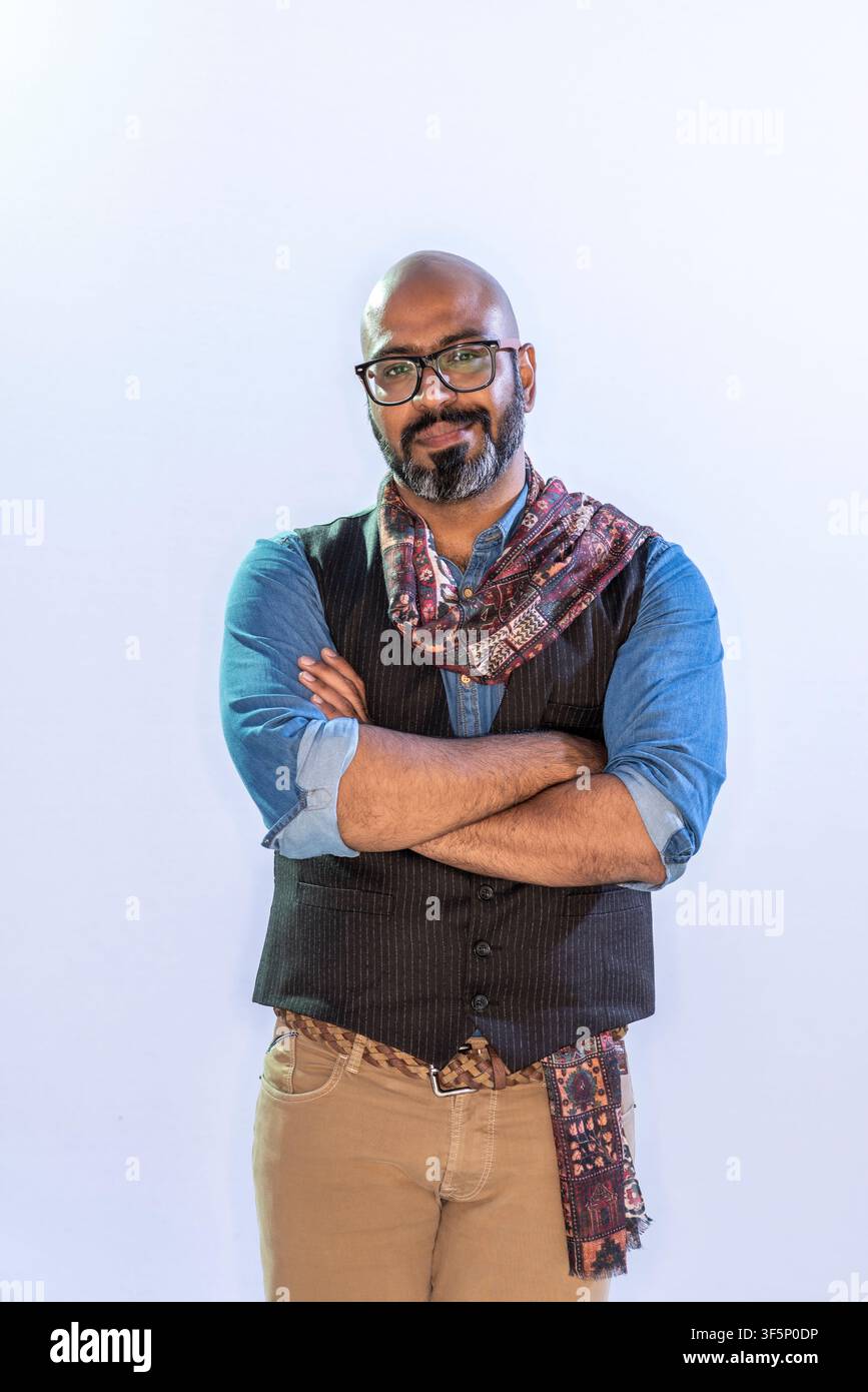 Portrait de l'écrivain et illustrateur iranien Ehsan Abdollahi. Il porte une écharpe colorée et un gilet gris Banque D'Images