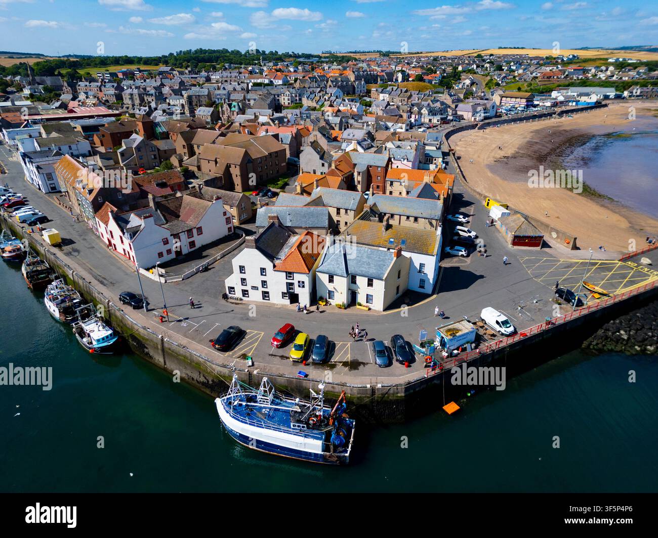 Vue aérienne par drone d'Eymouth et du port sur la côte dans les Scottish Borders, Écosse, Royaume-Uni Banque D'Images