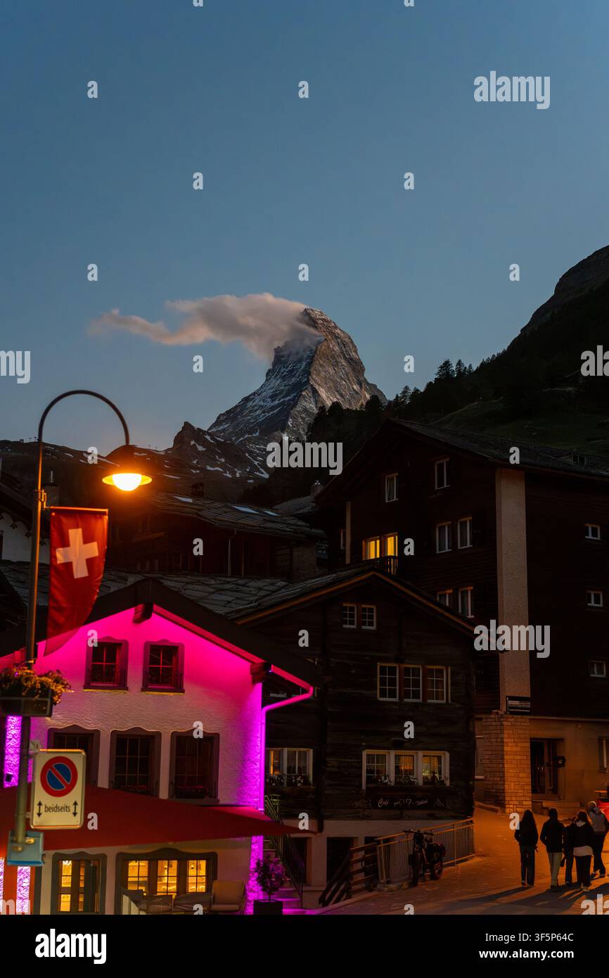 Village de Zermatt avec des bâtiments illuminés sous le sommet du Cervin au crépuscule Banque D'Images