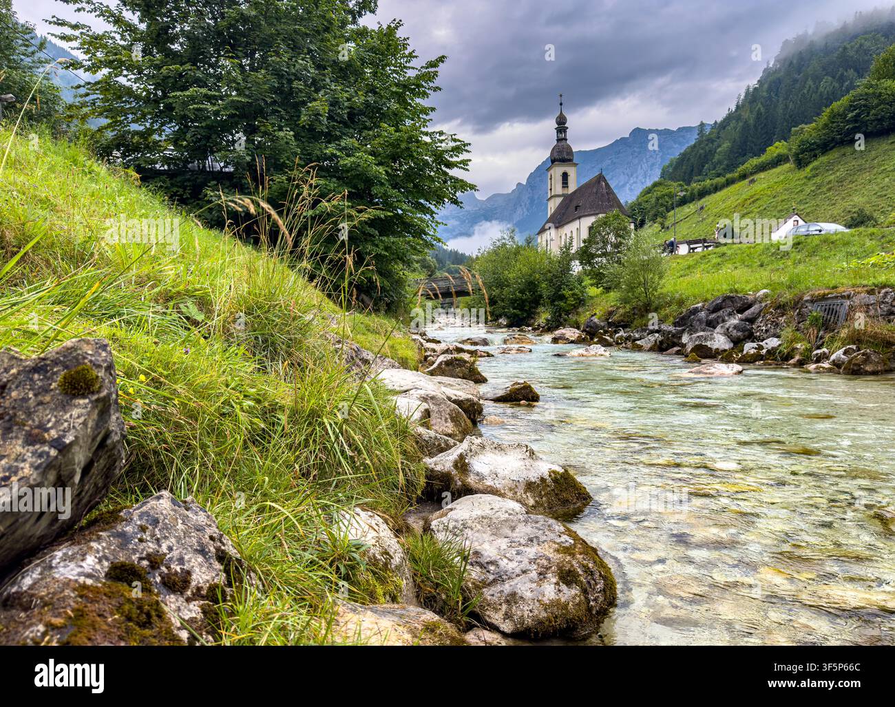 Église historique du village à Ramsau avec ruisseau de montagne, Alpes de Berchtesgaden Banque D'Images
