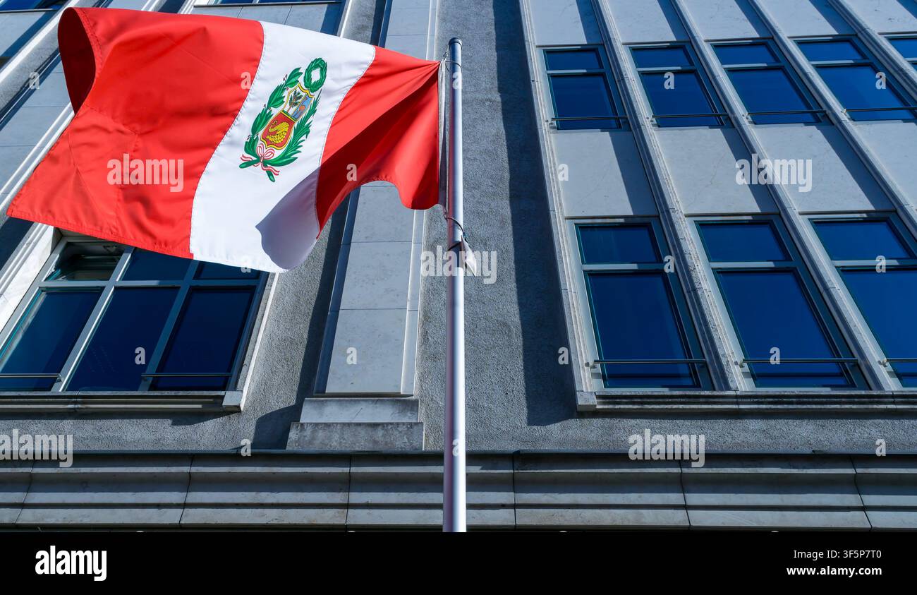 Vue en contre-plongée du drapeau national du Pérou flottant à l'extérieur de l'ambassade de la République du Pérou à Berlin, en Allemagne. Ambassade du Pérou, Ambassade. Banque D'Images