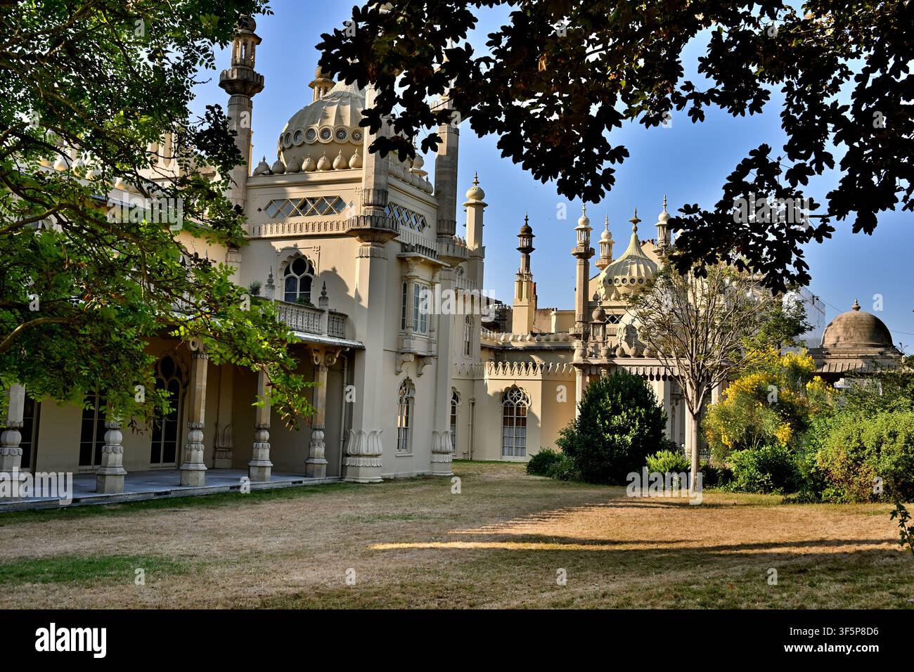 Pavillon de Brighton, Brighton, East Sussex, Angleterre, vu depuis les jardins environnants, montrant ses dômes, minarets et arcs indo-saracéniques distinctifs Banque D'Images