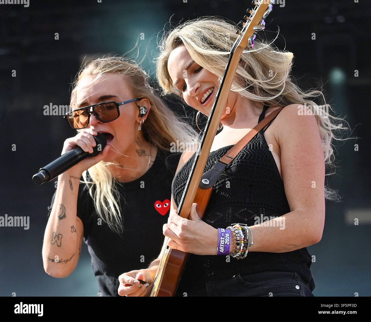 Brighton, Royaume-Uni. 2 août 2026. Caity Baser de G Flip et la guitariste Sophie Giuliani se produisant lors du Pride de Brighton sur le Park pour son 35e anniversaire. Banque D'Images