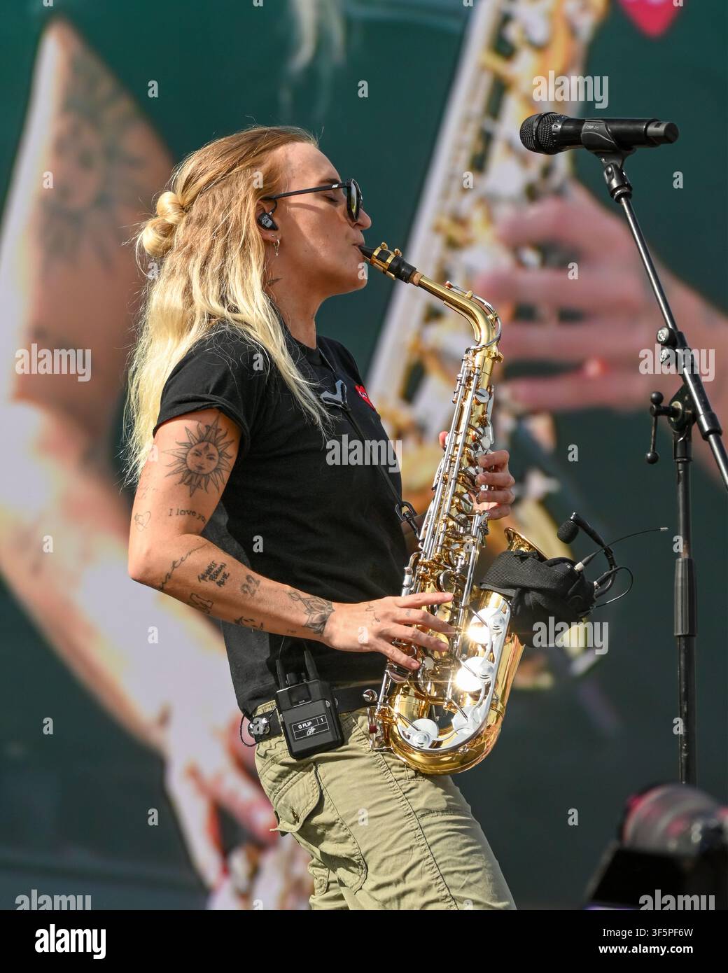 Brighton, Royaume-Uni. 2 août 2026. Caity Baser, connue sous le nom de G Flip, se produisant au Brighton's Pride on the Park pour son 35e anniversaire. Banque D'Images