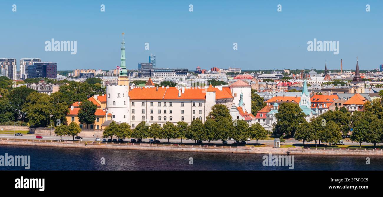 Château panoramique de Riga sur les rives de la Daugava par une journée d'été ensoleillée Banque D'Images