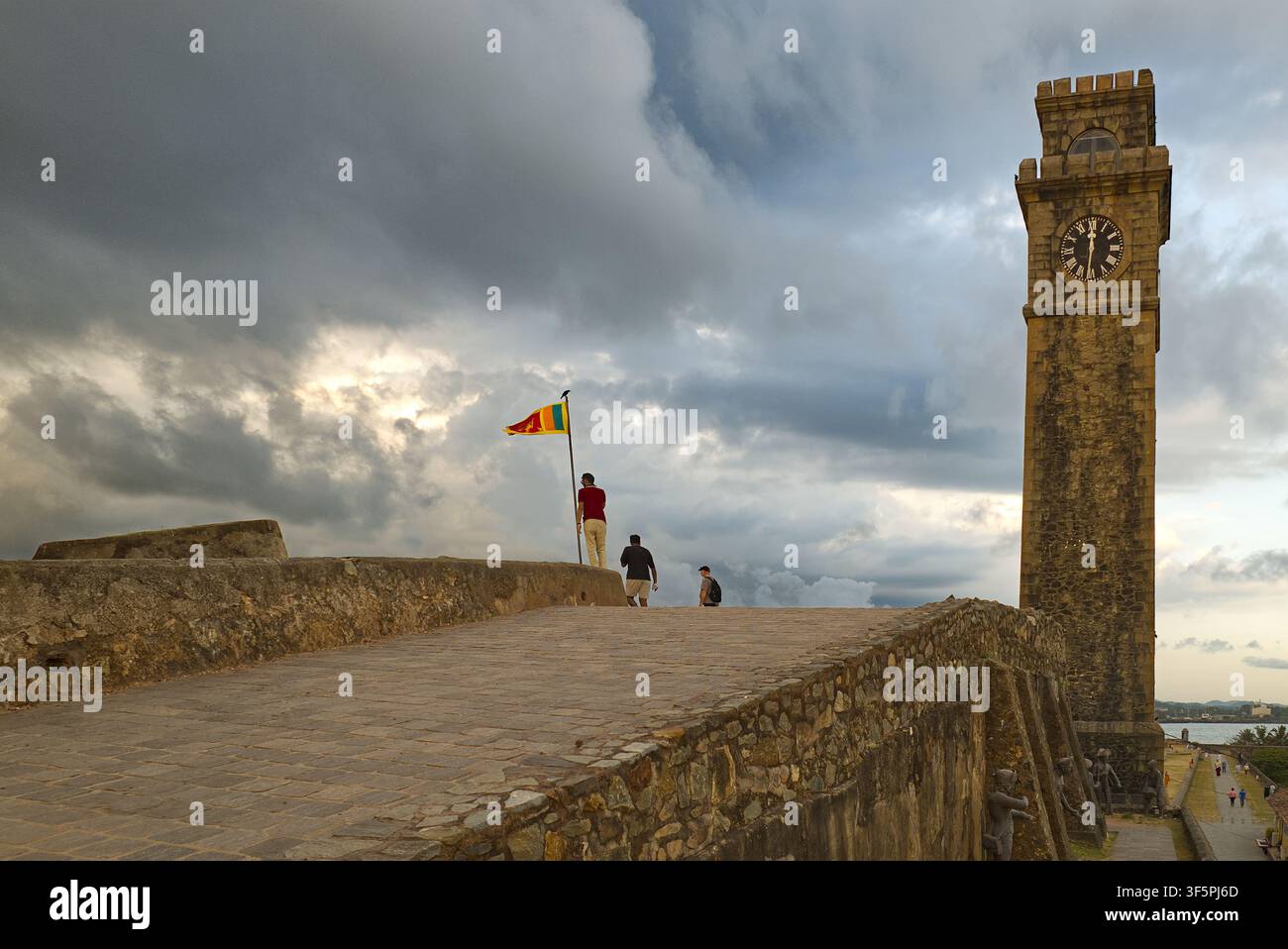 Trois hommes et une Sri-Lankaise au Galle Clock Tower, également connu sous le nom d’Anthonisz Memorial Clock Tower, Galle Fort, Galle, Sri Lanka. Site populaire au Moon Bastion. Banque D'Images