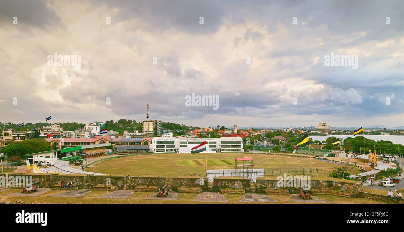 Vue panoramique du stade de cricket international de Galle vu depuis le mur du fort de Galle. Ciel nuageux et lumineux en été. Ville de Galle, Sri Lanka Banque D'Images