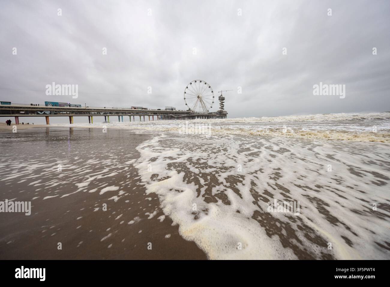 La jetée de Scheveningen à La Haye, aux Pays-Bas, comprend des restaurants, des magasins, une grande roue et une plateforme d'observation surplombant la mer du Nord. Banque D'Images