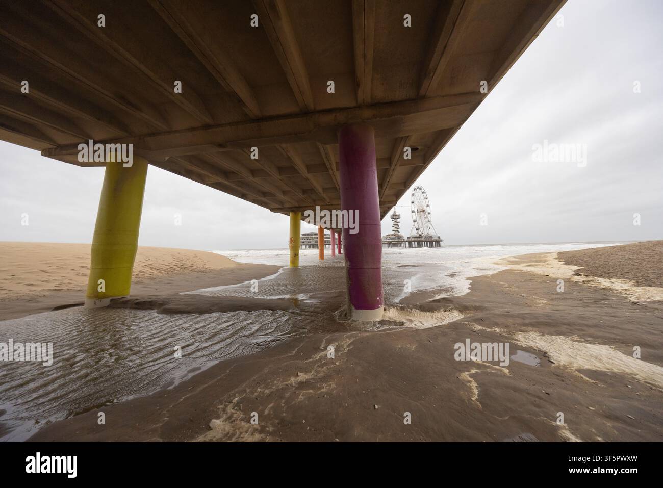 La jetée de Scheveningen est un site emblématique en bord de mer à La Haye, aux Pays-Bas, offrant des restaurants, des boutiques et des attractions comme une grande roue. Banque D'Images