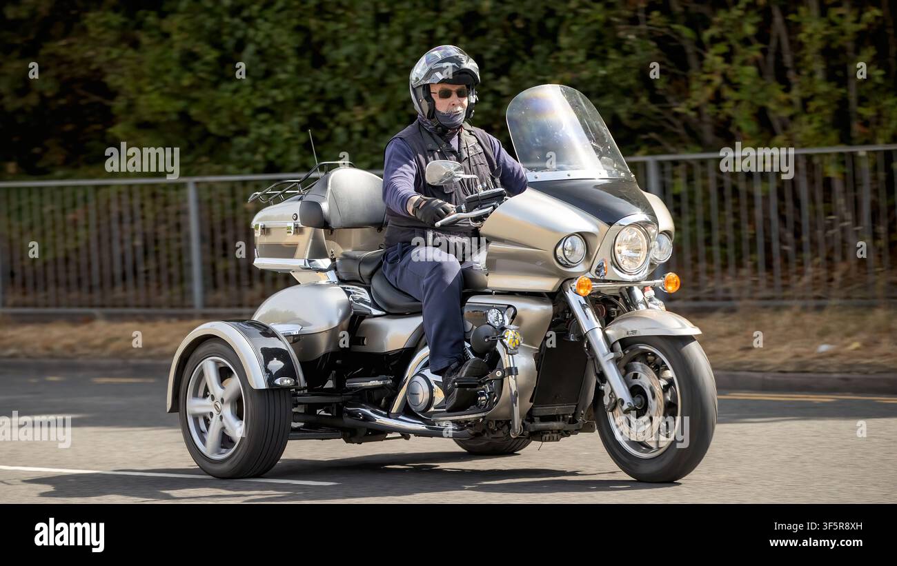 Milton Keynes, Royaume-Uni - 2 août 2026 : Homme conduisant une moto trike Kawasaki vn 1700 b9f Voyager de 2010 sur une route britannique Banque D'Images