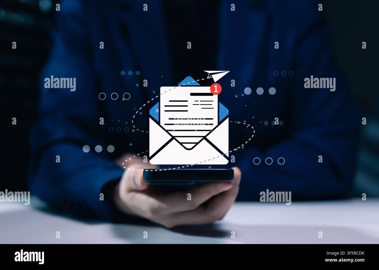 Concept de notification par e-mail et de livraison de messages numériques. Femme utilisant un smartphone et une alerte d'enveloppe, communication de boîte de réception, marketing par e-mail, newsletter Banque D'Images