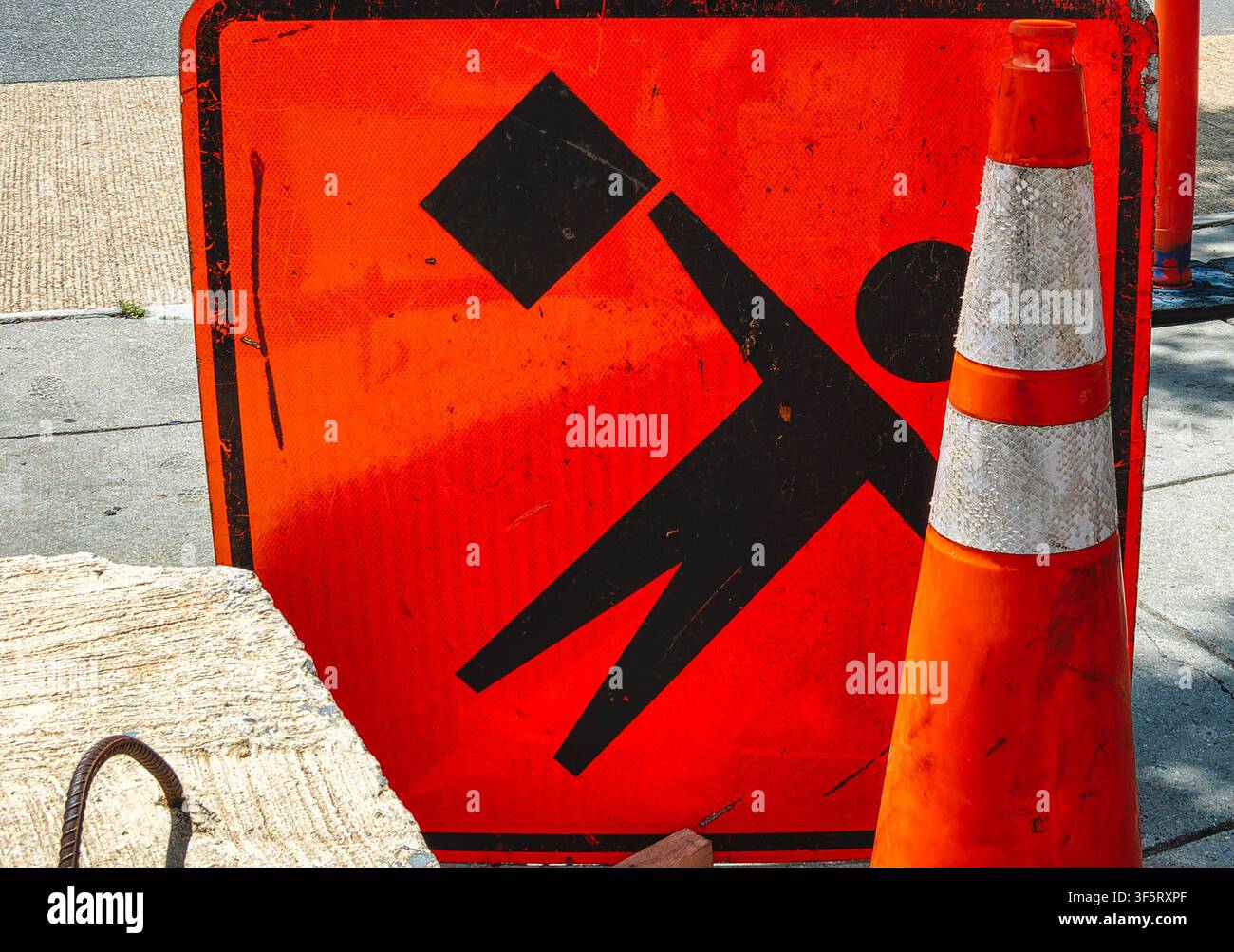 Un panneau de signalisation "Attention au drapeau", un avertissement courant pour les automobilistes. Banque D'Images