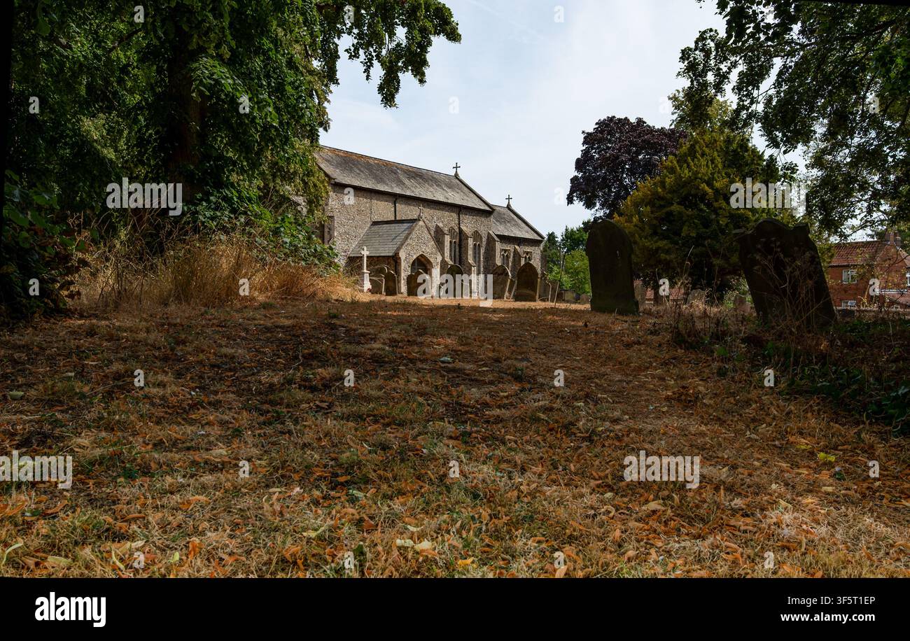 Une vue du cimetière et de l'église All Saints à Kettlestone pendant la sécheresse de 2026, Nord-Norfolk, Royaume-Uni Banque D'Images