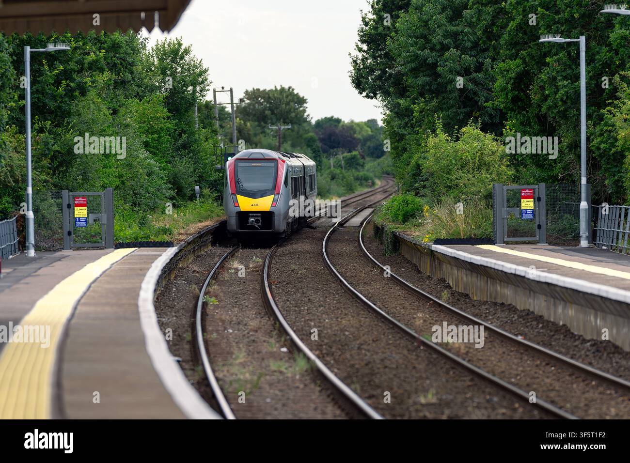 Un train diesel vu quittant la gare de Wroxham en direction de Norwich sur la Bittern Line, Norfolk, Royaume-Uni Banque D'Images