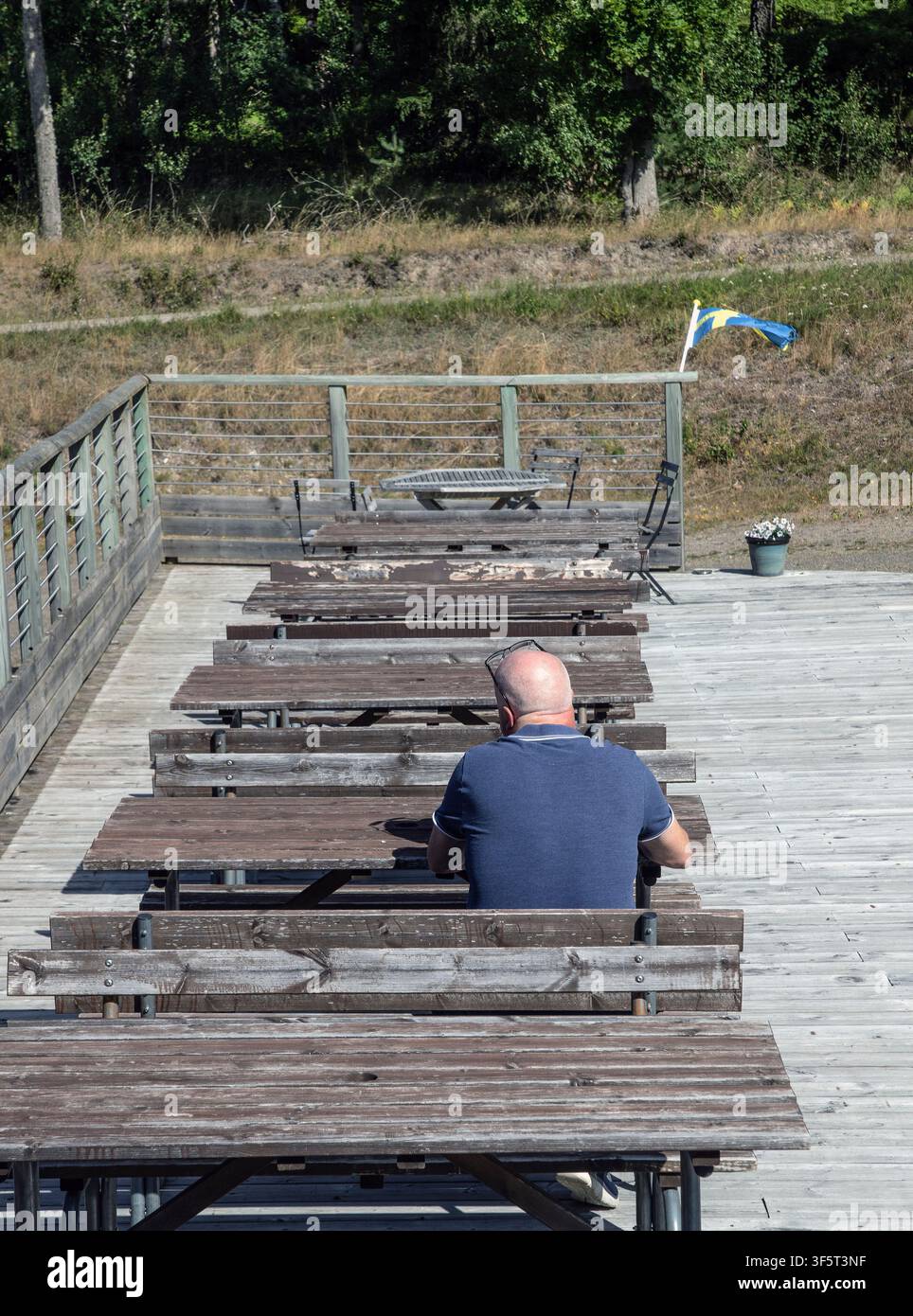 Client solitaire dans un café en plein air à la campagne Banque D'Images