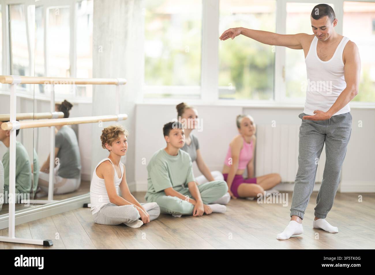 Danseur masculin exécutant la pirouette devant la classe Banque D'Images