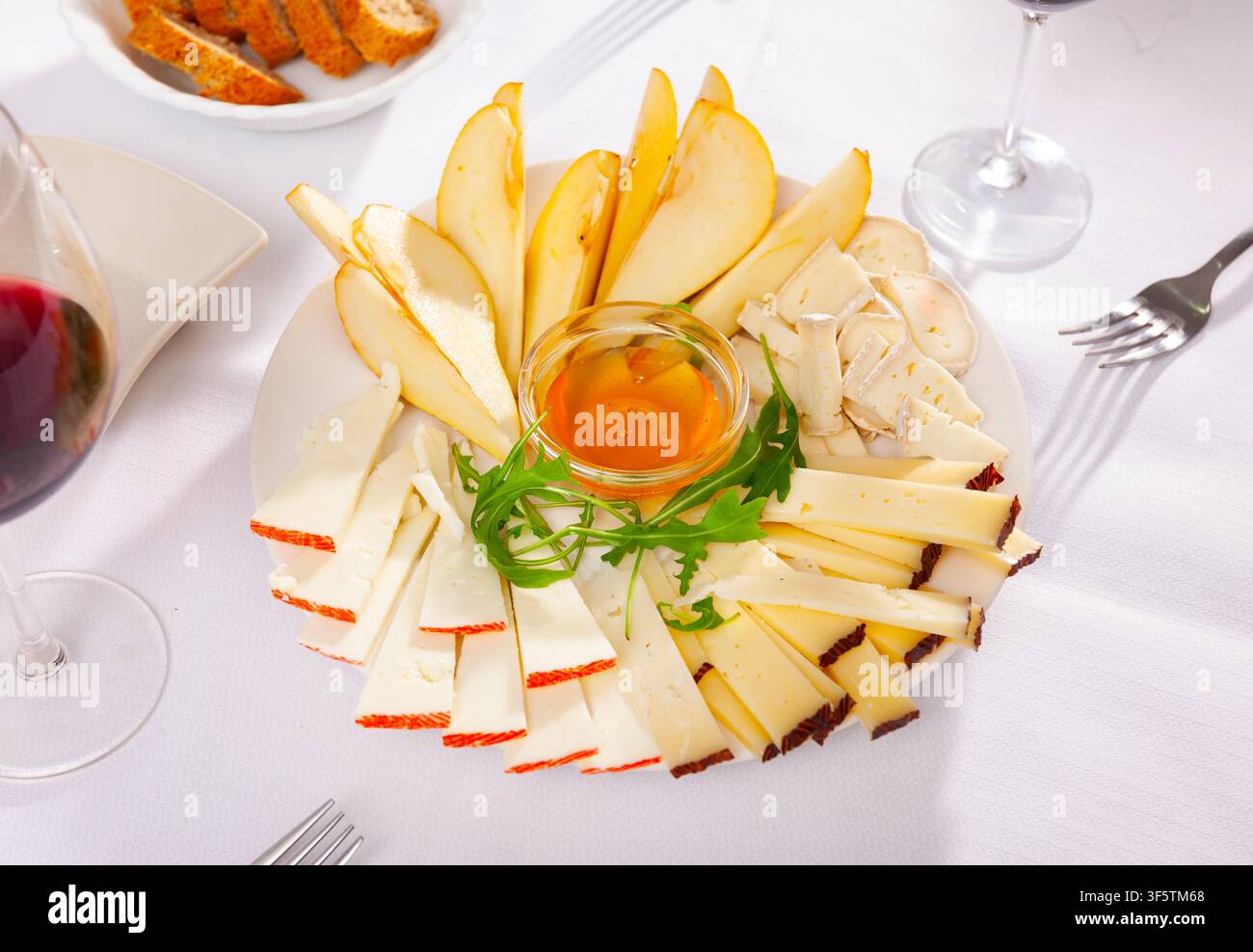 Différents types de fromage tranchés et servis sur l'assiette Banque D'Images