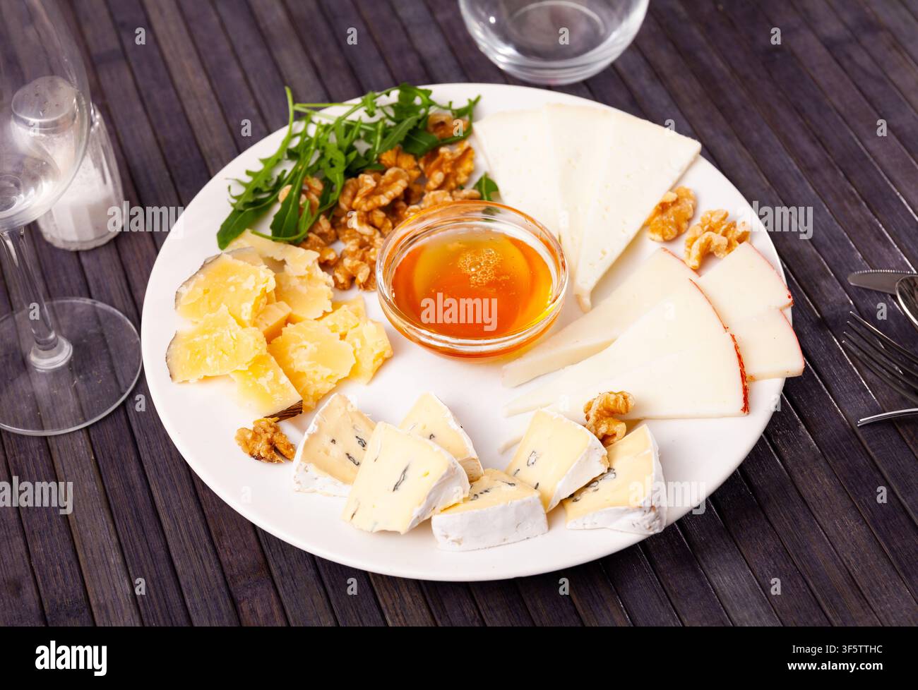 Différents types de fromage tranchés et servis sur l'assiette Banque D'Images