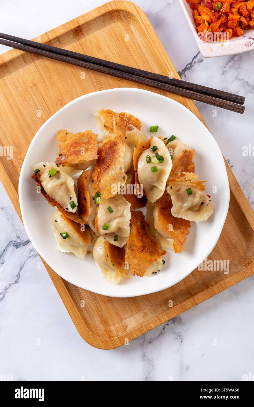 Dumplings croustillants guotie saupoudrés d'oignon vert haché Banque D'Images