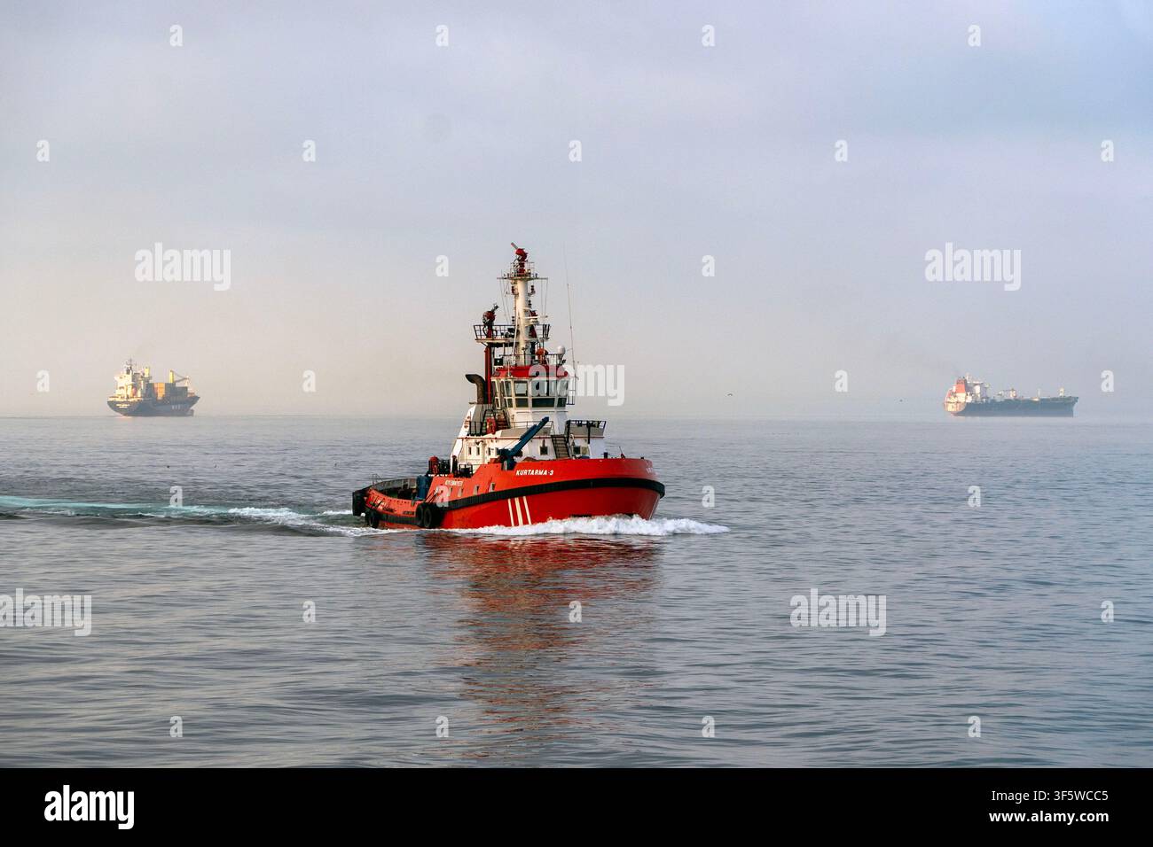 Istanbul, Turquie. 4 août 2026. Un remorqueur se déplace sur l'eau, laissant un sillage derrière lui à Istanbul, Turquie. (Credit Image: © Moe Zoyari/ZUMA Press Wire) UTILISATION ÉDITORIALE UNIQUEMENT ! Pas pour un USAGE COMMERCIAL ! Banque D'Images