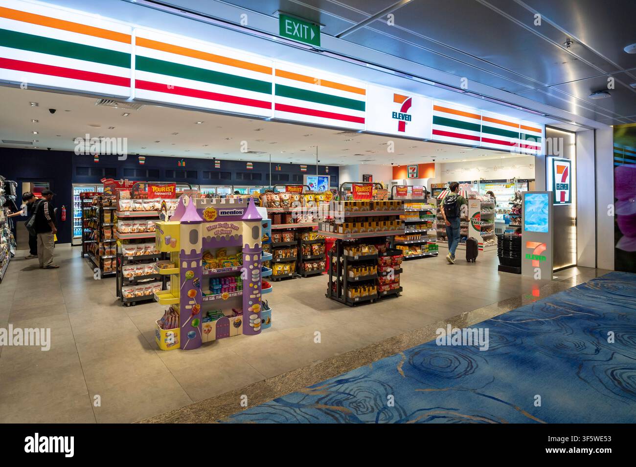 7 , sept, Onze, supermarché, logo, aéroport international . Changi, Singapour mcpins *** 7, seven, Eleven, supermarket, logo, Changi International Banque D'Images